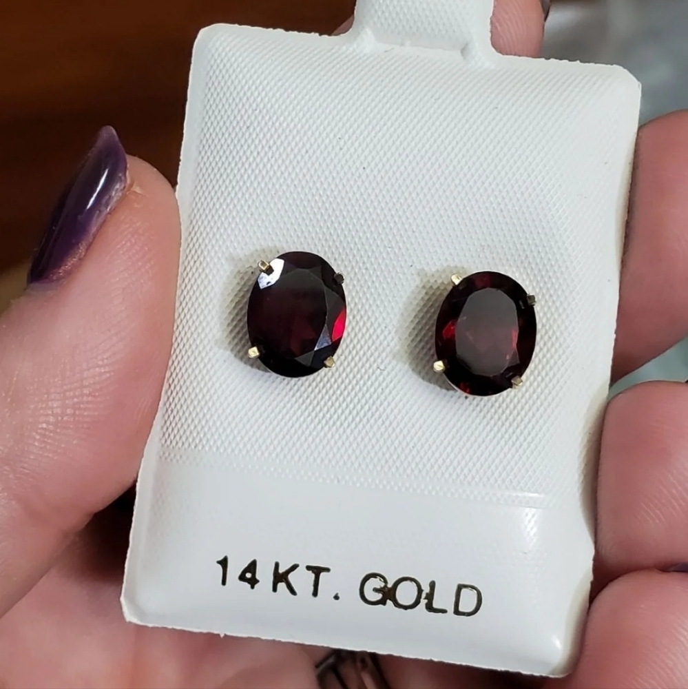 New. 14k garnet stud earrings! Each garnet measures 10mm× 8mm so approximately 2
